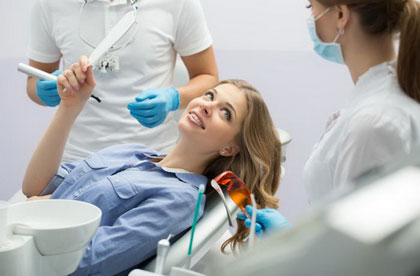 пациент в кресле стоматолога