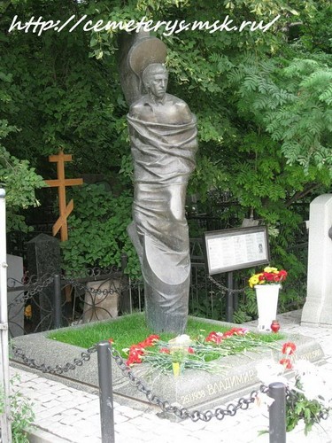 памятник на могиле высоцкого